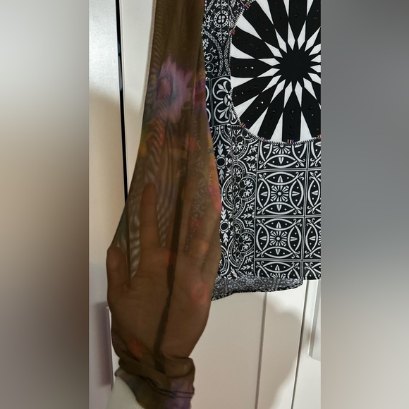 π NWOT DESIGUAL colourful top with sheer sleeves - Picture 5 of 8